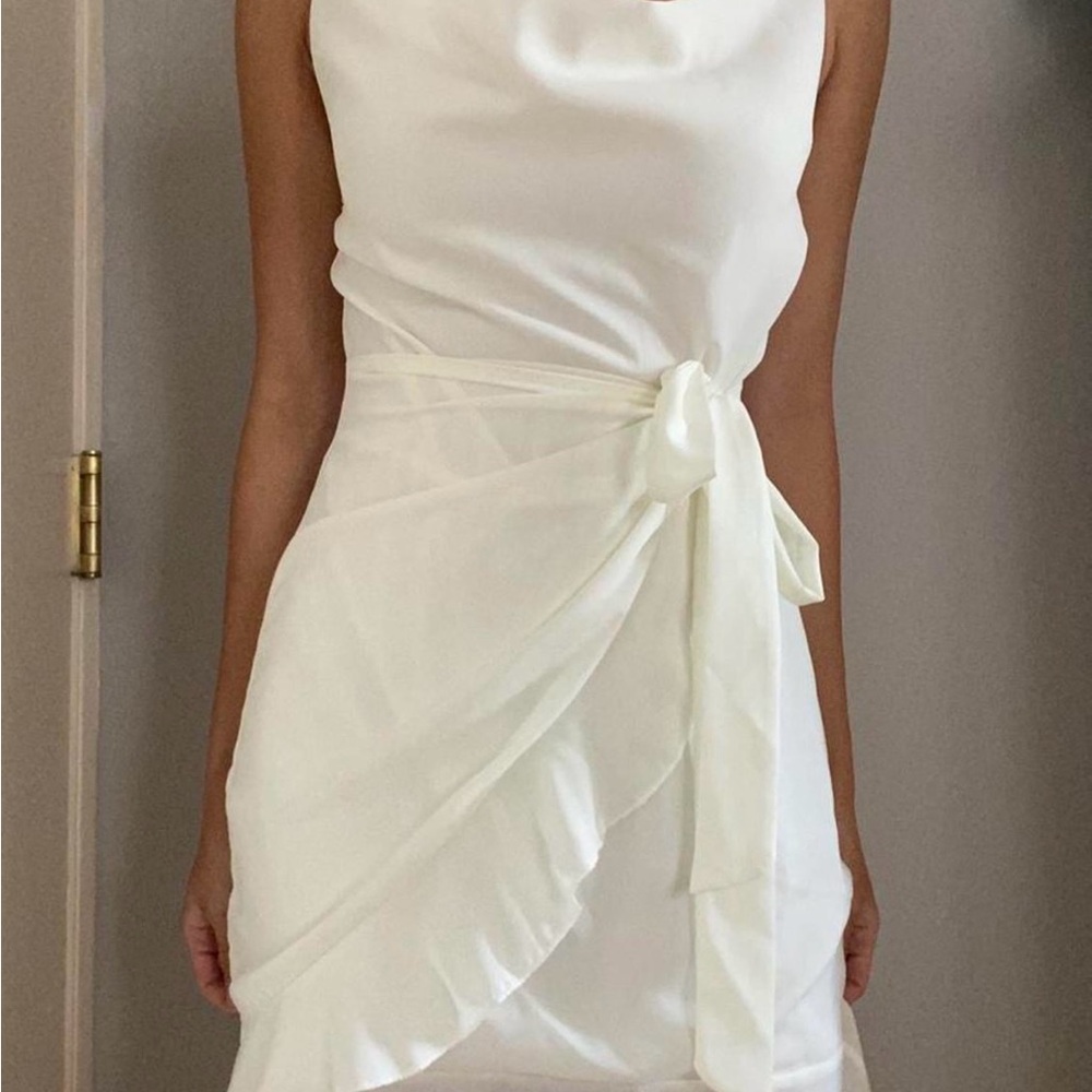 Elegant White Sleeveless Dress